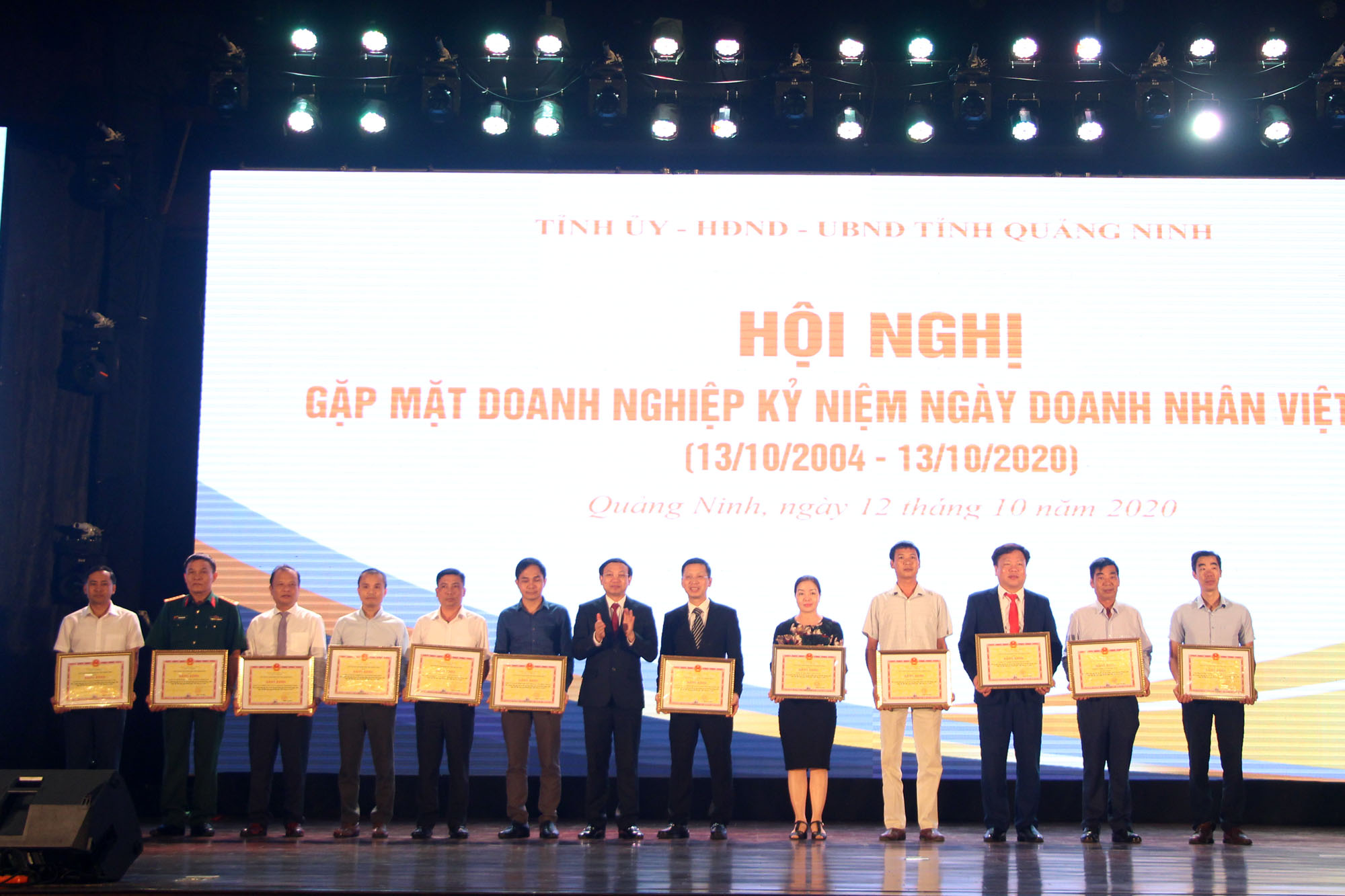Đồng chí Nguyễn Xuân Ký, Bí thư Tỉnh ủy, Chủ tịch HĐND tỉnh, trao Bằng khen cho 20 tập thể