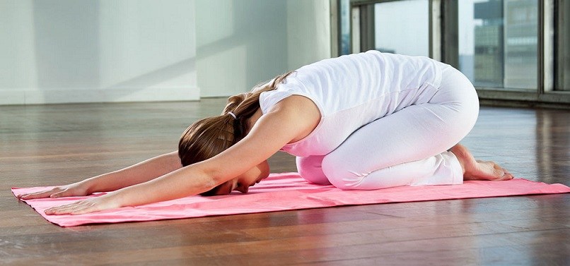 Tập những động tác yoga thư giãn giúp dễ ngủ và giấc ngủ chất lượng hơn.