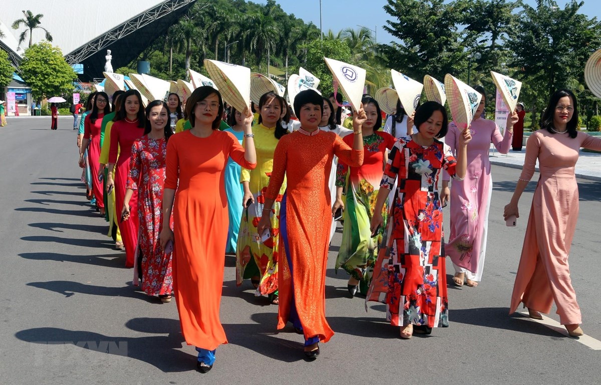 Phần trình diễn áo dài của các hội viên hội phụ nữ trên địa bàn thành phố Hạ Long. (Ảnh: Đức Hiếu/TTXVN)