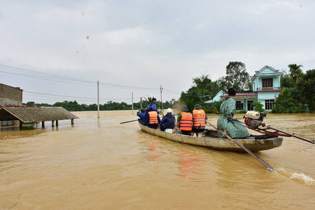 Công an tỉnh Thừa Thiên-Huế đến từng nhà giúp người dân tránh lũ. Ảnh: VGP