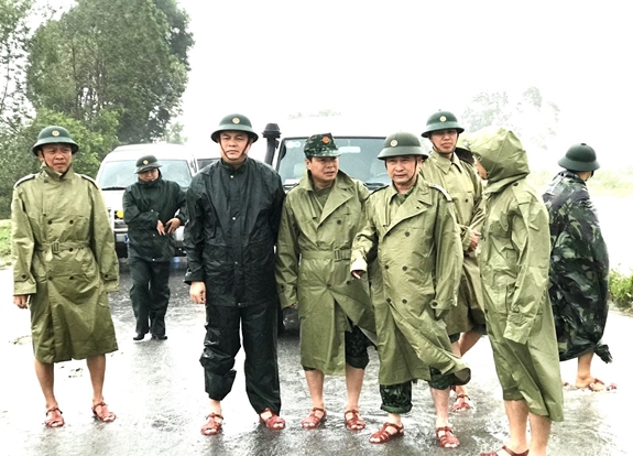 Thiếu tướng Nguyễn Văn Man, Phó Tư lệnh Quân khu 4 cùng đoàn công tác thị sát tình hình mưa bão ở huyện Phong Điền, tỉnh Thừa Thiên-Huế. Ảnh: QĐND