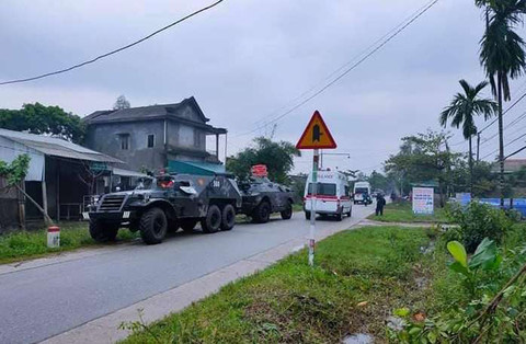 Lực lượng chức năng và phương tiện đang trên đường tiếp cận khu vực Thủy điện Rào Trăng 3 (xã Phong Xuân, huyện Phong Điền) - nơi có nhiều người bị sạt lở vùi lấp. (Ảnh: CAO)