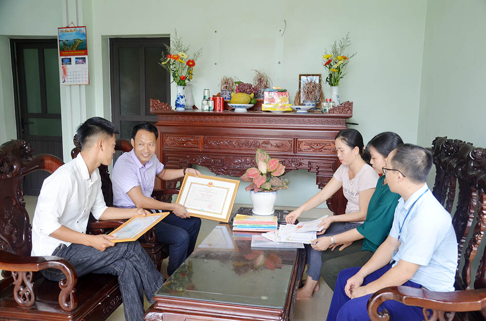 Ông Đinh Văn Lam (ngồi thứ 2 từ trái sang), Phó Chủ tịch HĐND phường, Giám đốc TTHTCĐ phường Đông Mai, TX Quảng Yên, thăm hỏi, động viên một gia đình hiếu học trên địa bàn.
