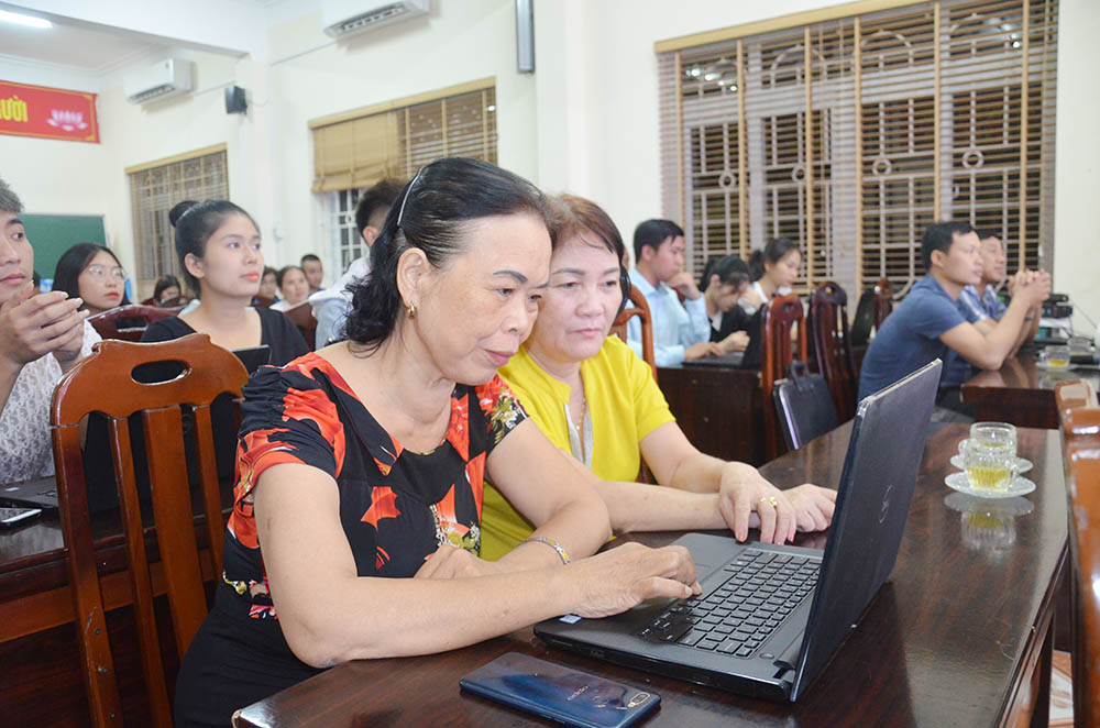 Một lớp bồi dưỡng tin học cho người dân do TTHTCĐ phường Hoành Bồ, TP Hạ Long tổ chức.