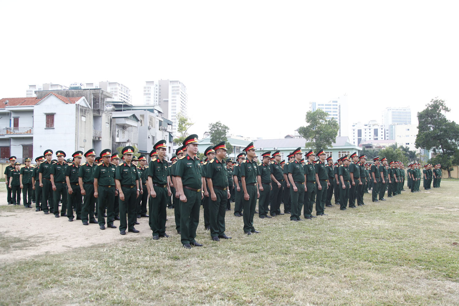 Cán bộ, chiến sĩ khối cơ quan, các phân đội trực thuộc dự khai mạc giải thể thao.