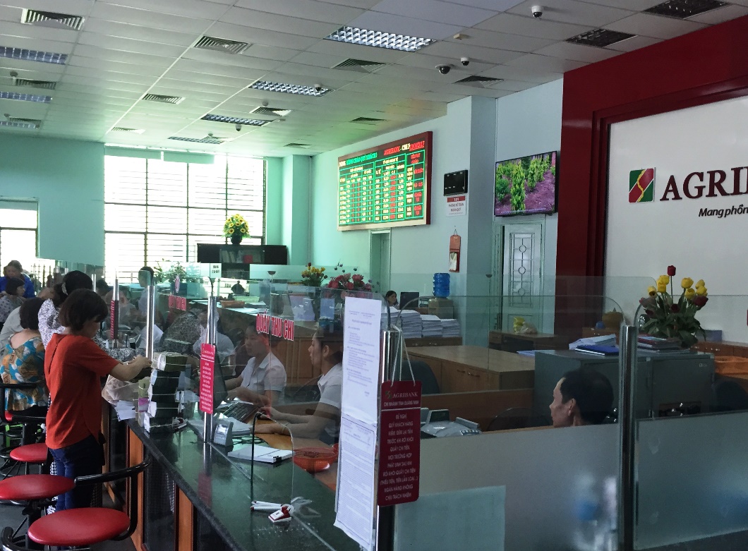 Khách hàng giao dịch tại Ngân hàng NN&PTNT chi nhánh Quảng Ninh.