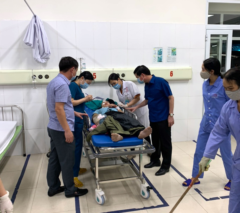 Lãnh đạo huyện Hải Hà thăm hỏi sức khỏe những người bị thương đang được chăm sóc tại Trung tâm Y tế huyện Hải hà. 
