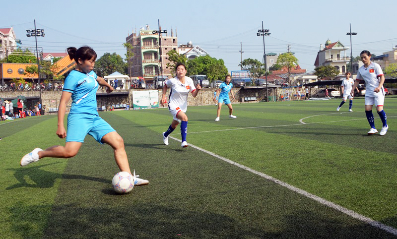 Trận đấu giữa đội bóng đá nữ Công ty TNHH Texhong Ngân Long (KCN Hải Yên, TP Móng Cái) và Công ty TNHH MTV nến nghệ thuật AIDI Việt Nam (KCN Cái Lân, TP Hạ Long). Ảnh Dương Trường