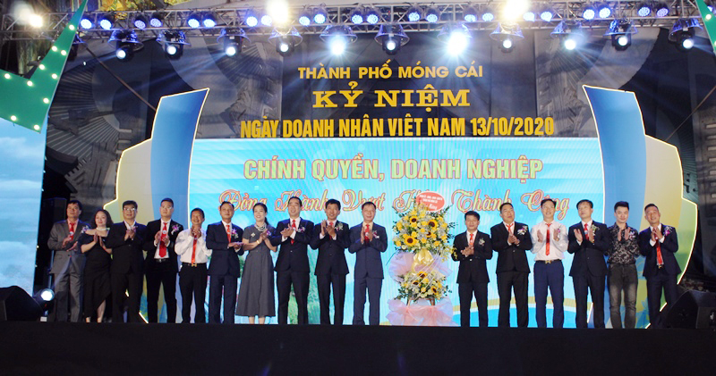 Lãnh đạo TP Móng Cái tặng hoa chúc mừng các doanh nhân.