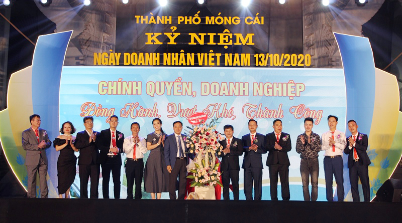 Hiệp hội doanh nghiệp tỉnh tặng hoa chúc mừng các doanh nhân TP Móng Cái.