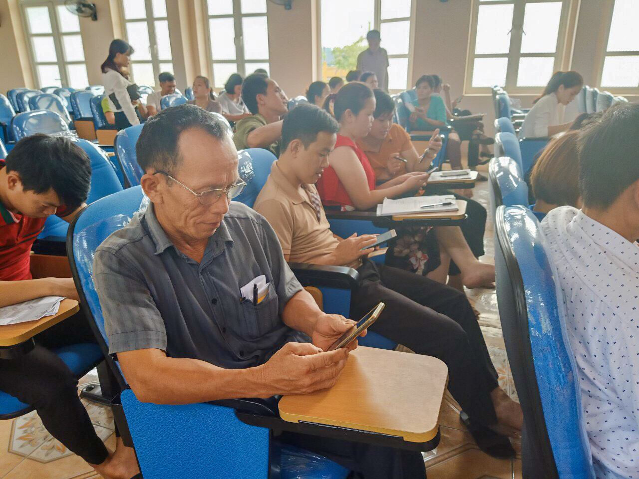 Người dân xã Tân Lập tham gia hội nghị tuyên truyền hướng dẫn sử dụng dịch vụ công trực tuyến mức độ 3, 4 do Huyện Đoàn Đầm Hà tổ chức.