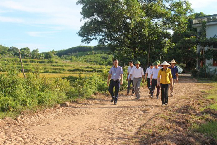 Lãnh đạo huyện Đầm Hà kiểm tra tiến độ thi công nâng cấp đường giao thông nông thôn tại xã Tân Bình, tháng 9/2020.