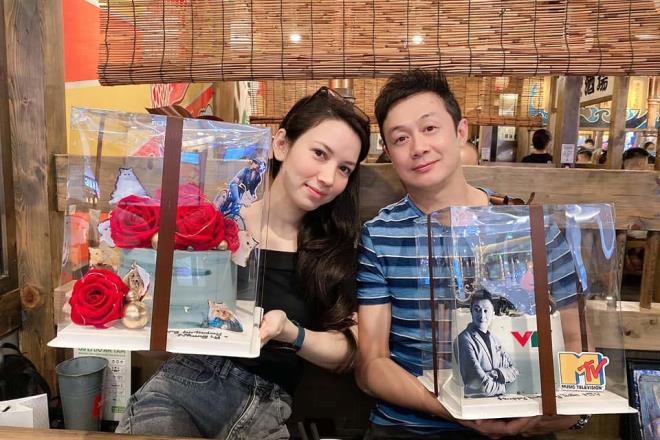 Hồng Nhung sinh năm 1988, mang 2 dòng máu Pháp - Việt và từng theo học ở trường ĐH Sân khấu Điện ảnh. Cô từng là thí sinh dự thi Hoa hậu Việt Nam 2008.