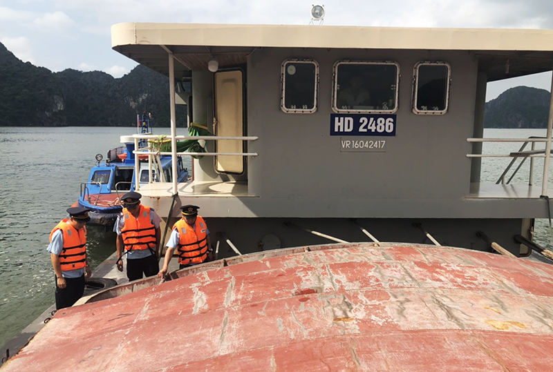 Đội kiểm soát hải quan số 2 kiểm tra hàng hóa một phương tiện trên vùng biển đơn vị quản lý.