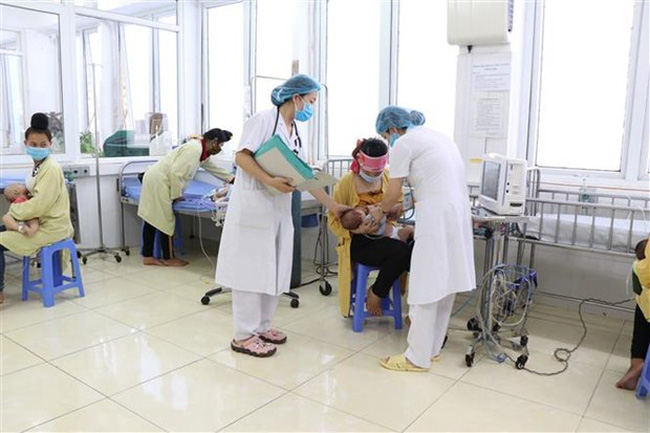 Các bác sĩ khoa Nhi, Bệnh viện Đa khoa tỉnh Sơn La thăm khám cho các bệnh nhi nhập viện sau khi tiêm vaccine. (Ảnh minh họa: TTXVN)