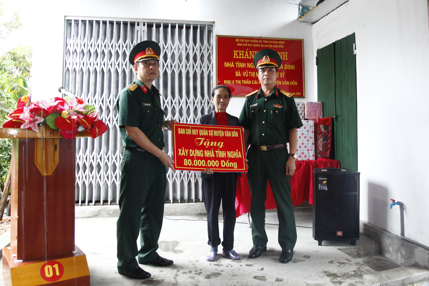 Lãnh đạo Ban CHQS huyện Vân Đôn, trao số tiền ủng hộ 80 triệu đồng. 