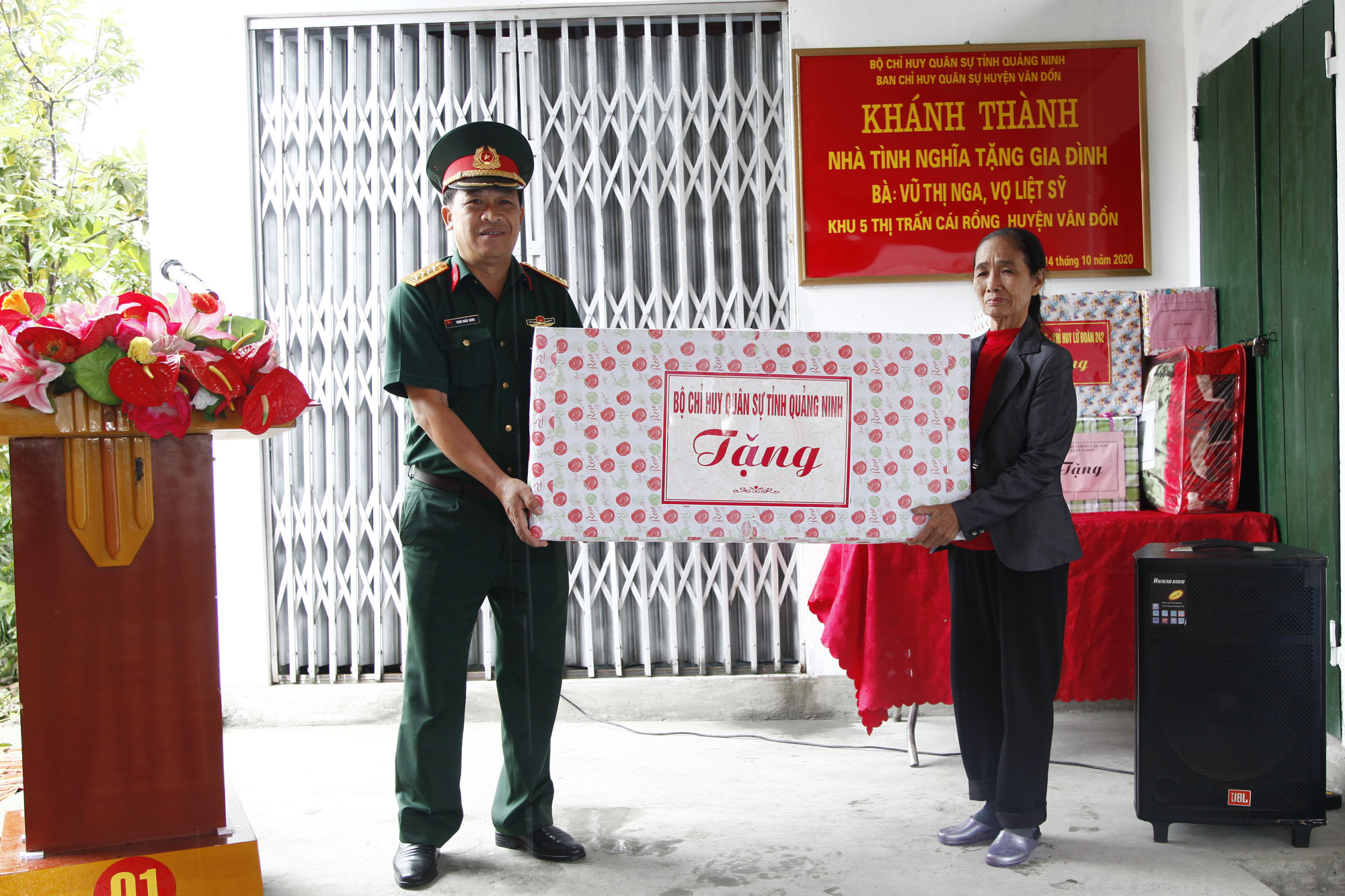 Đại tá Trần Khắc Xung, Phó Chủ nhiệm Chính trị Bộ CHQS tỉnh, tặng quà cho gia đình bà Vũ Thị Nga. 
