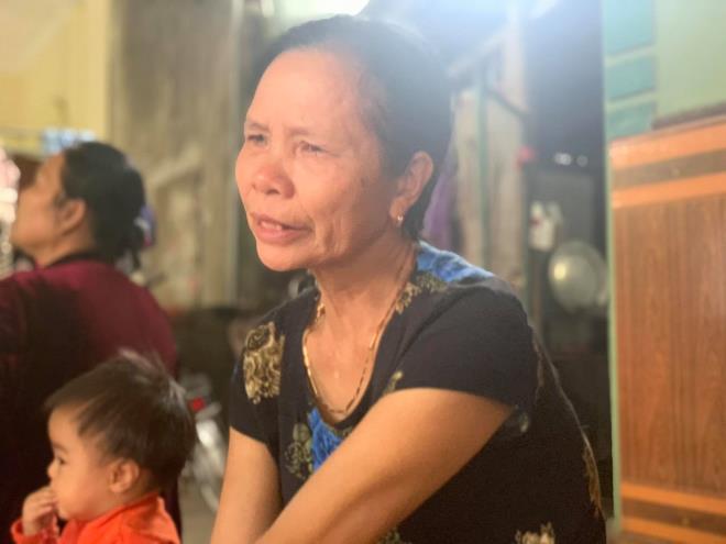 Bà Lê Thị Long đau xót khi nhận tin con trai L.V.S. thiệt mạng trong vụ sạt lở Thủy điện Rào Trăng 3.