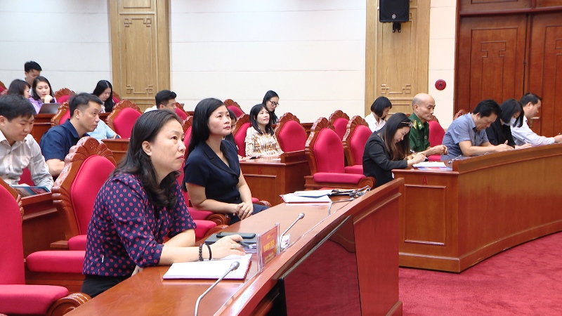 Các báo cáo viên cấp tỉnh tham gia hội nghị tại điểm cầu hội trường Ban Chấp hành Đảng bộ tỉnh.