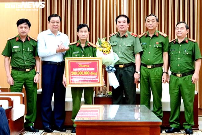 Ông Huỳnh Đức Thơ, Chủ tịch UBND TP Đà Nẵng khen thưởng lực lượng phá án.