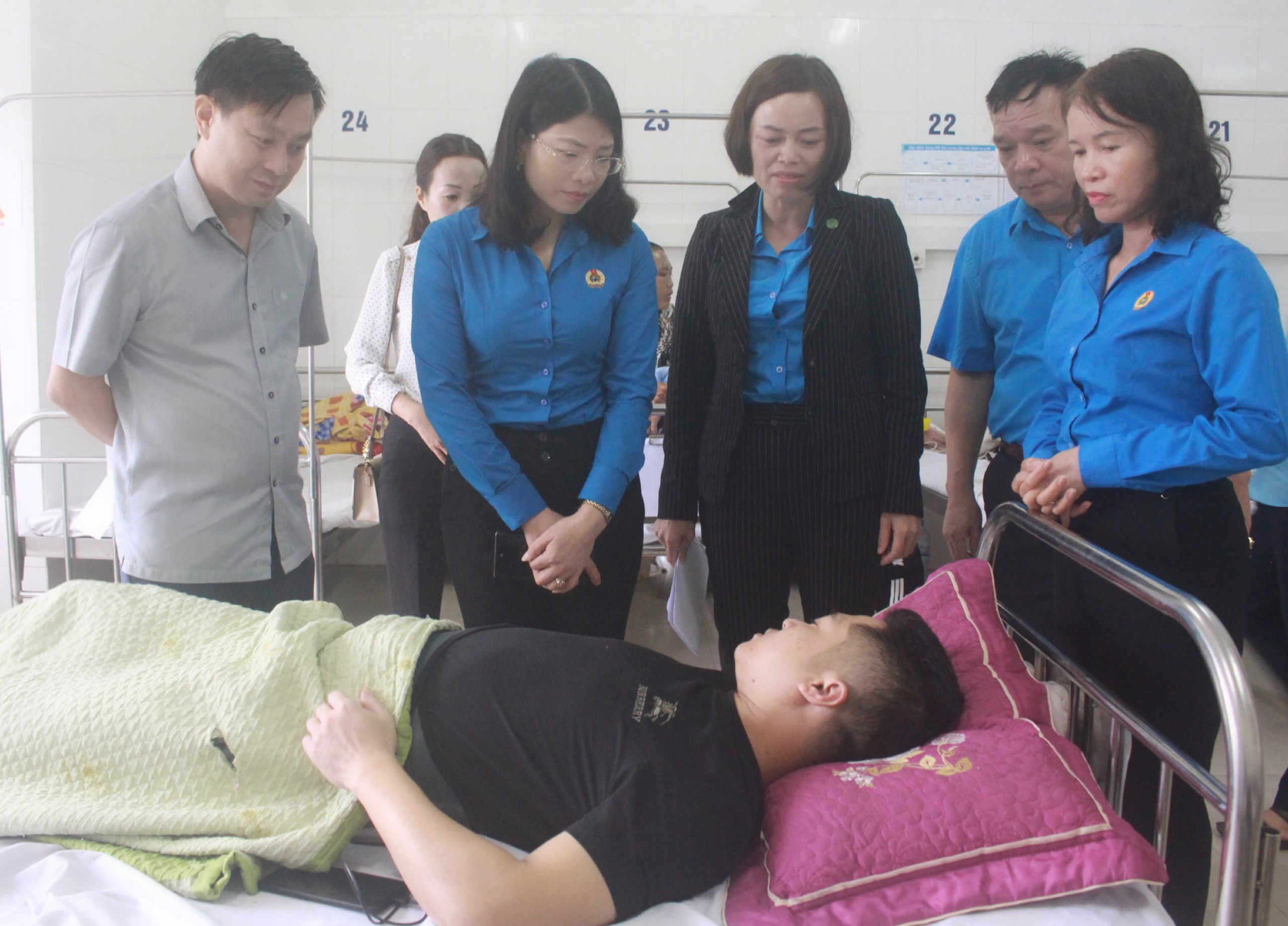 Đ/c Đỗ Thị Ninh Hường cùng đoàn công tác thăm hỏi các công nhân bị tai nạn