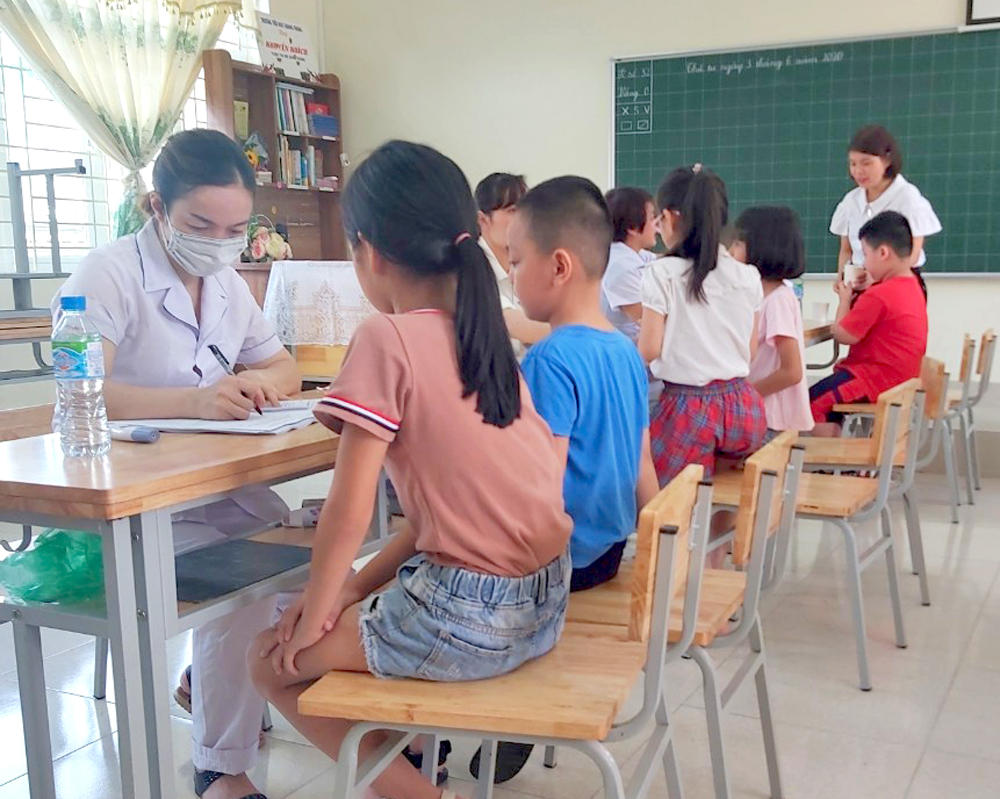Cán bộ, nhân viên Trạm Y tế phường Hồng Hải, TP Hạ Long tổ chức khám sàng lọc để tiêm vắc xin phòng bệnh Bạch hầu, Uốn ván cho học sinh Trường Tiểu học Quang Trung (TP Hạ Long).
