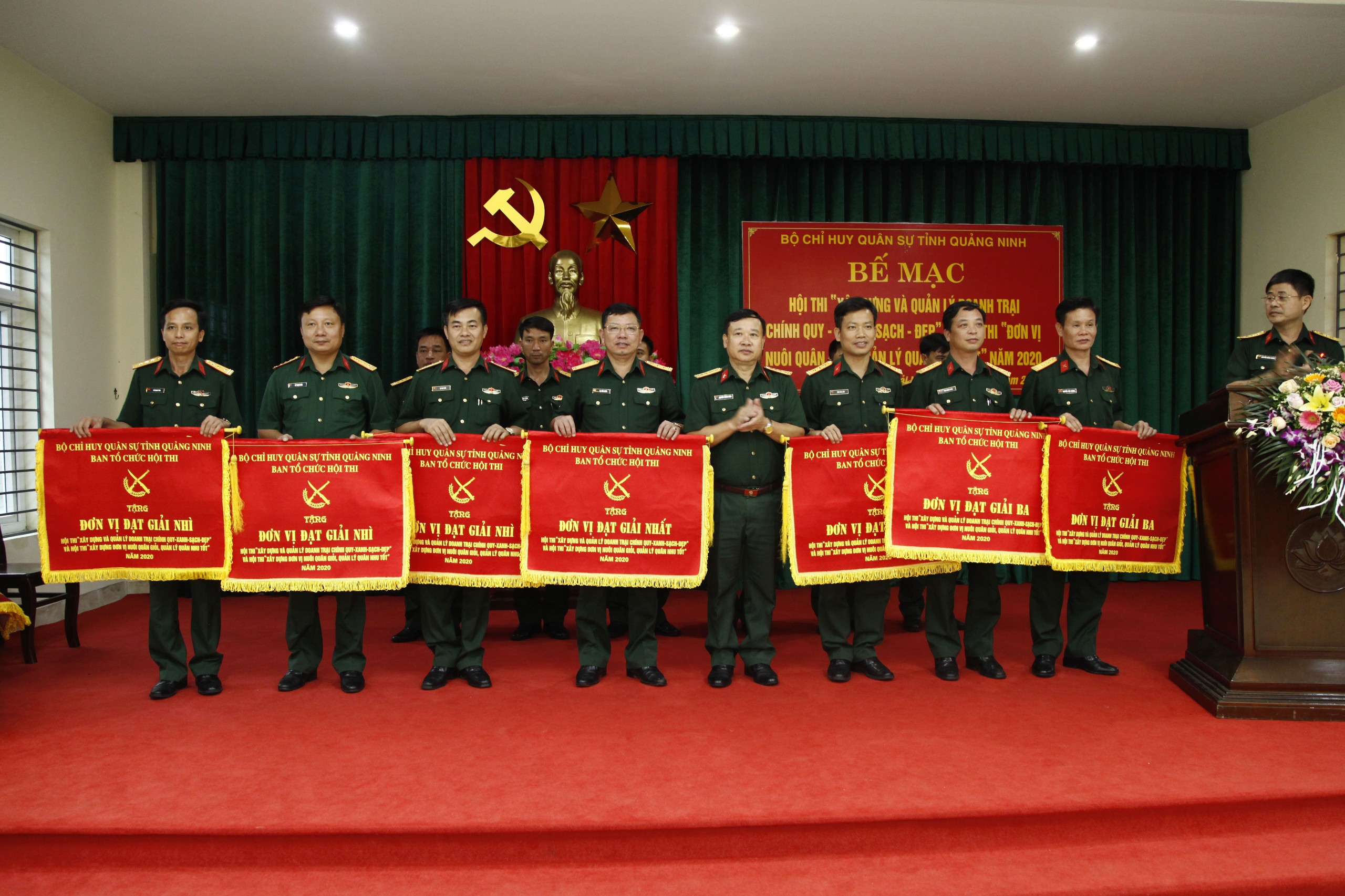Đại tá Nguyễn Thanh Bình, Phó Chỉ huy trưởng Bộ CHQS tỉnh, trao cờ cho các đơn vị đạt Nhất, Nhì, Ba.