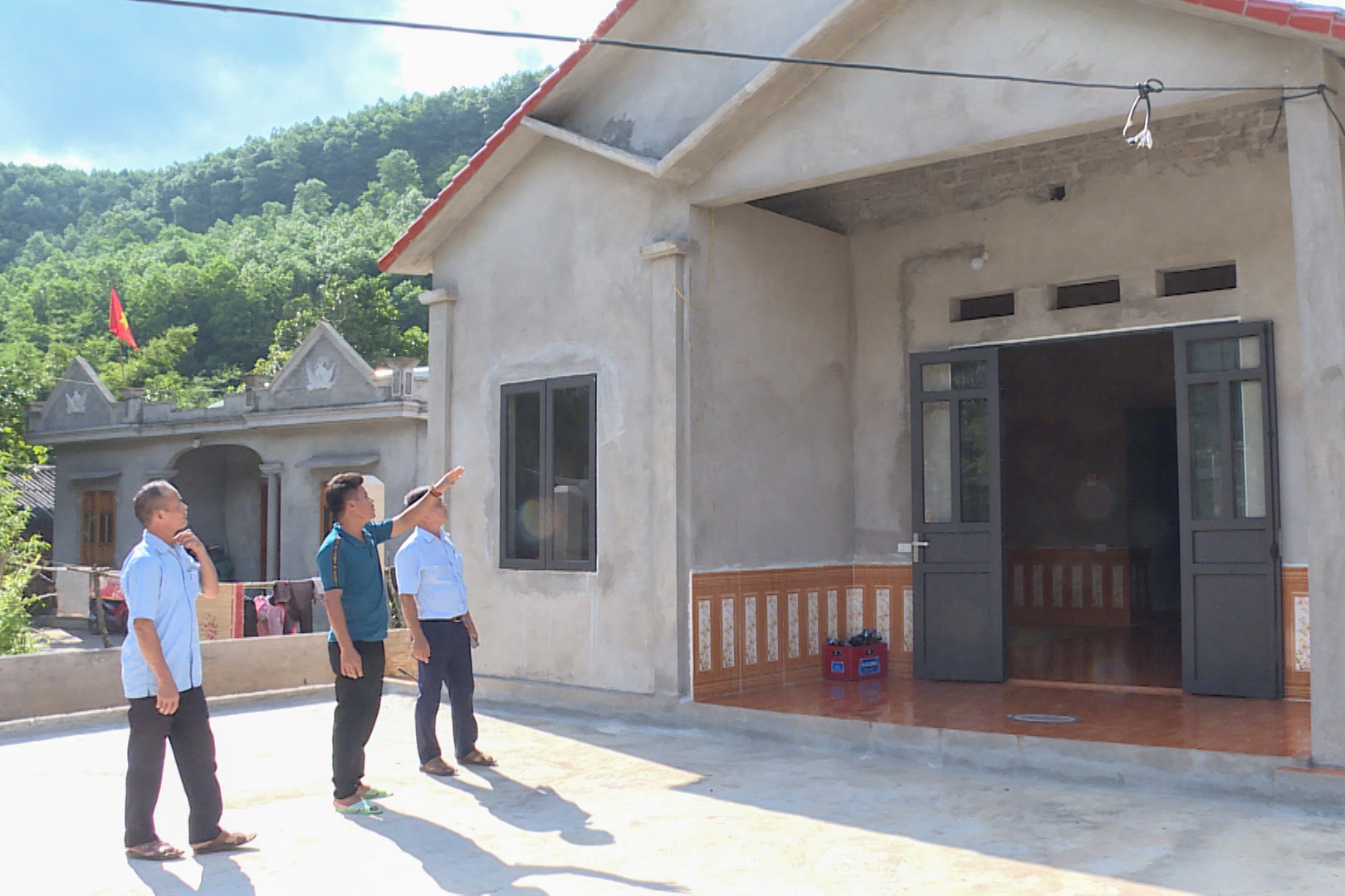 Cán bộ xã Thanh Sơn, huyện Ba Chẽ, nắm tình hình hộ dân được hỗ trợ xây nhà 