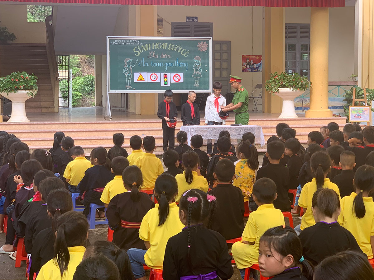 Cán bộ Công an xã Hà Lâu phối hợp với trường Phổ thông Dân tộc Bán trú TH-THCS xã Hà Lâu tuyên truyền Luật giao thông cho các em học sinh. 