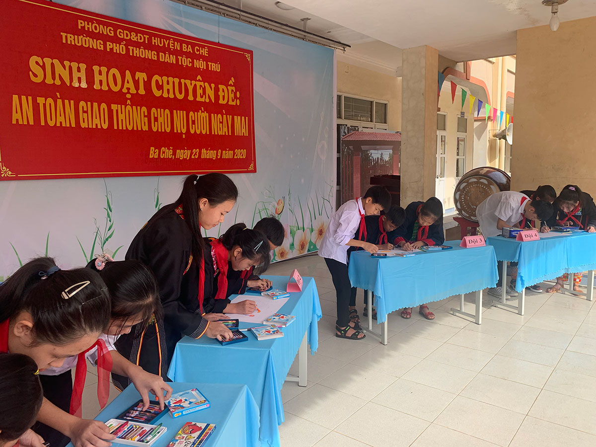  Các em học sinh Trưởng Phổ thông Dân tộc nội trú huyện Ba Chẽ thi vẽ tranh tuyên truyền Luật giao thông trong giờ sinh hoạt ngoại khoá. 