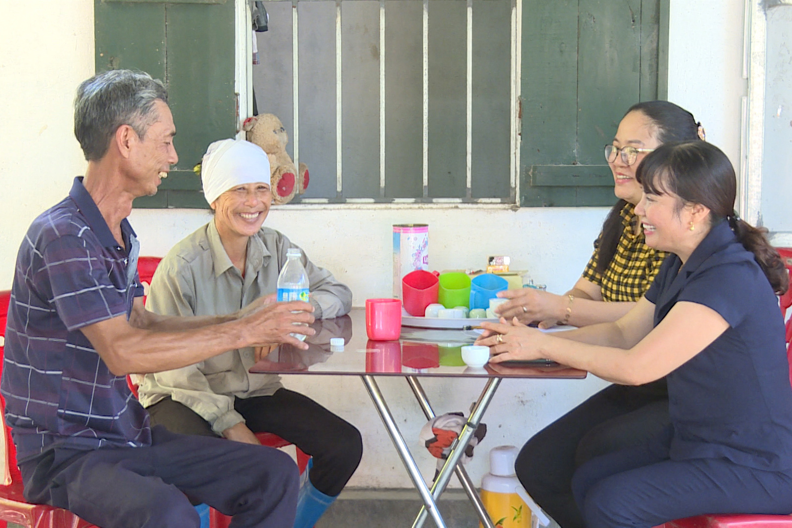 Cán bộ MTTQ TP Uông Bí và phường Phương Đông khảo sát tình hình hộ khó khăn để xây dựng phương án hỗ trợ.