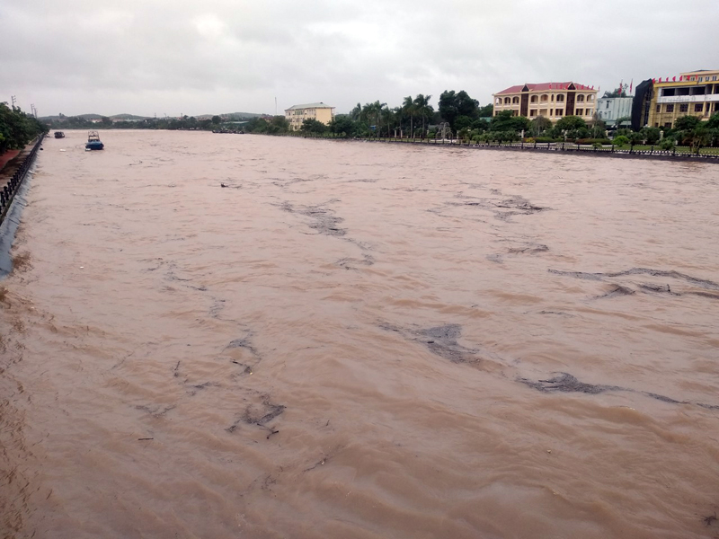 Mưa lớn khiến nước lũ trên sông Hà Cối dâng cao.