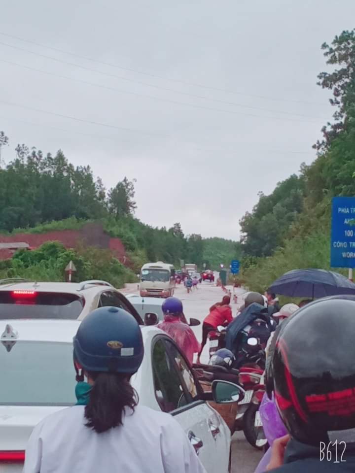 Mưa lớn gây ngập cục bộ trên Quốc lộ 18A, đoạn đang thi công cầu vượt cao tốc Vân Đồn-Móng Cái, thuộc địa phận xã Quảng Thành, huyện Hải Hà.