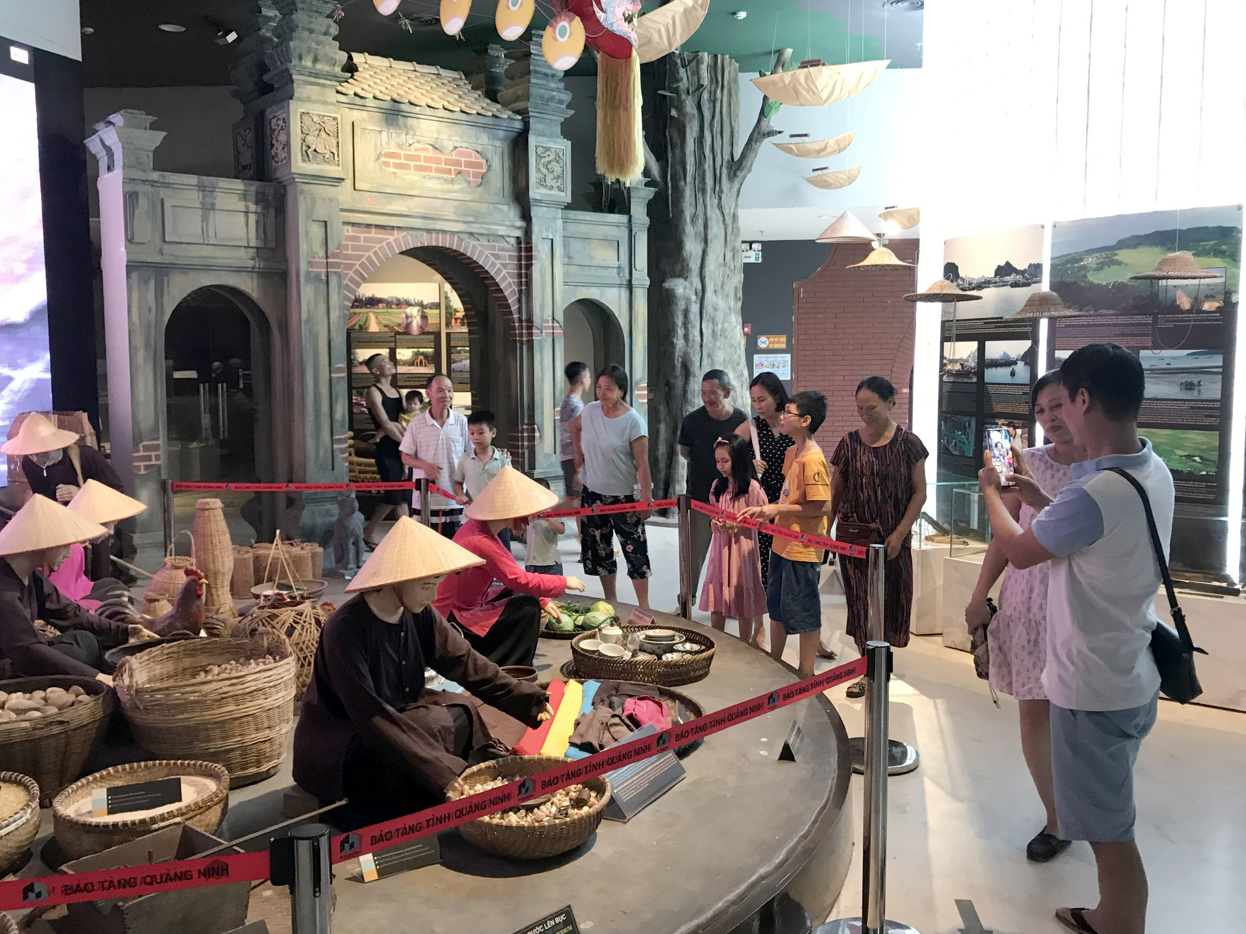 Du khách đến tham quan Bảo tàng Quảng Ninh. Ảnh chụp ngày 04/10/2020.