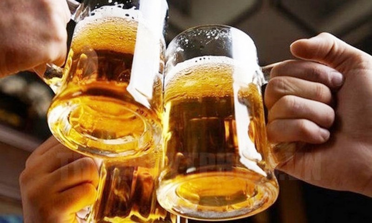 Nhiều người vẫn băn khoăn về tính khả thi của Nghị định phạt người ép uống rượu bia. (Ảnh minh họa)