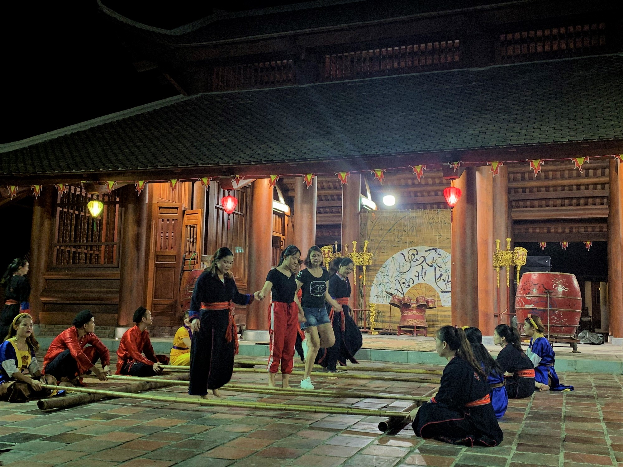 Du khách trải nghiệm hoạt động nhảy sạp tại Khu nghỉ dưỡng Legacy Yên Tử (TP Uông Bí). 