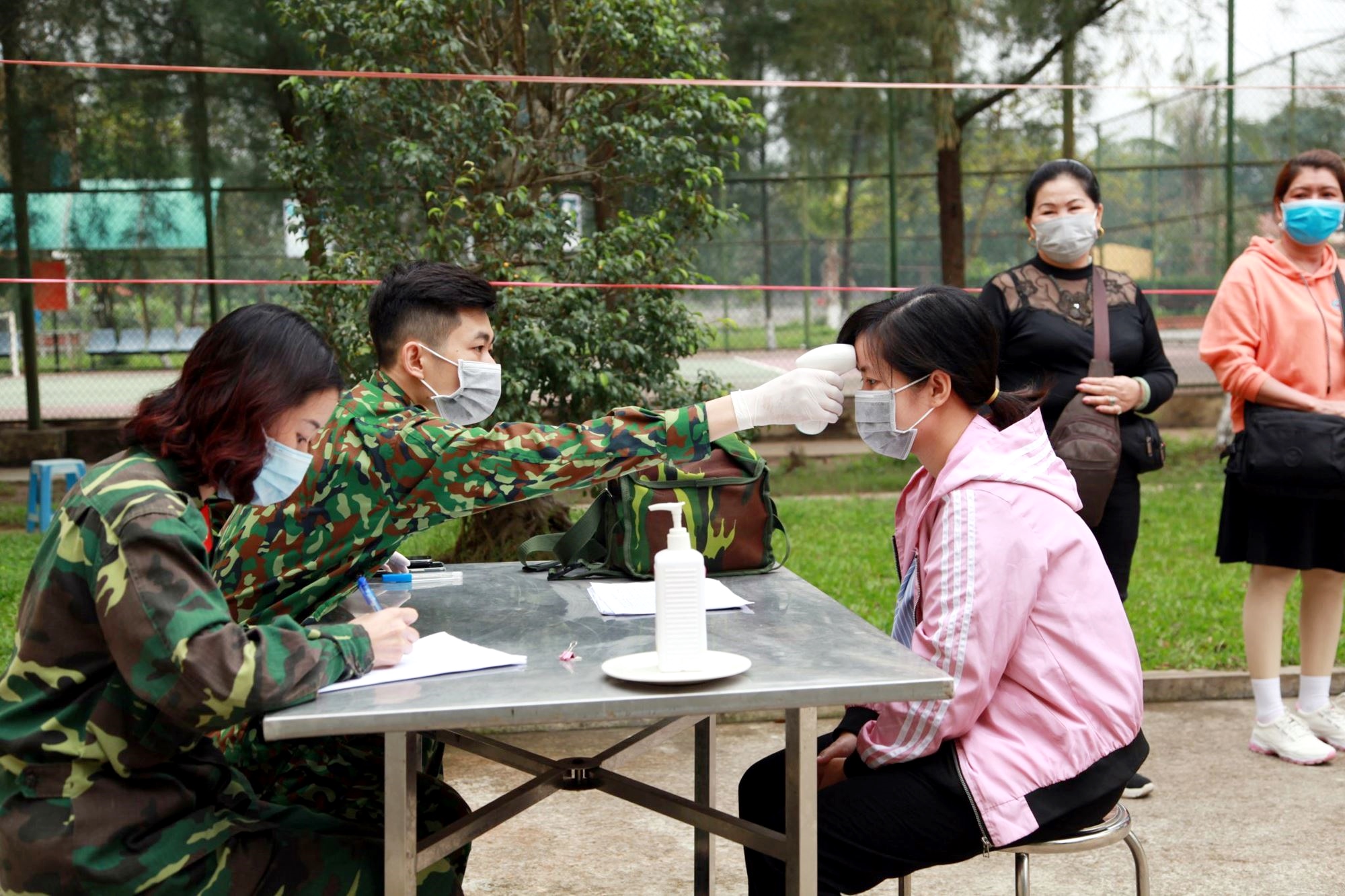 Thực hiện kiểm tra y tế đối với công dân cách ly tại Trung đoàn 244.