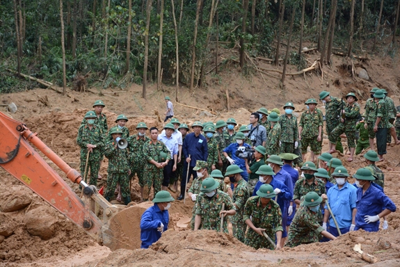  Đến 14 giờ 15 phút, ngày 15-10, tại xã Phong Xuân, huyện Phong Điền, tỉnh Thừa Thiên-Huế, lực lượng tìm kiếm cứu nạn ở Sở chỉ huy tiền phương Quân khu 4 đã tìm thấy 6 thi thể trong Đoàn cán bộ công tác gặp nạn hôm 12-10.
