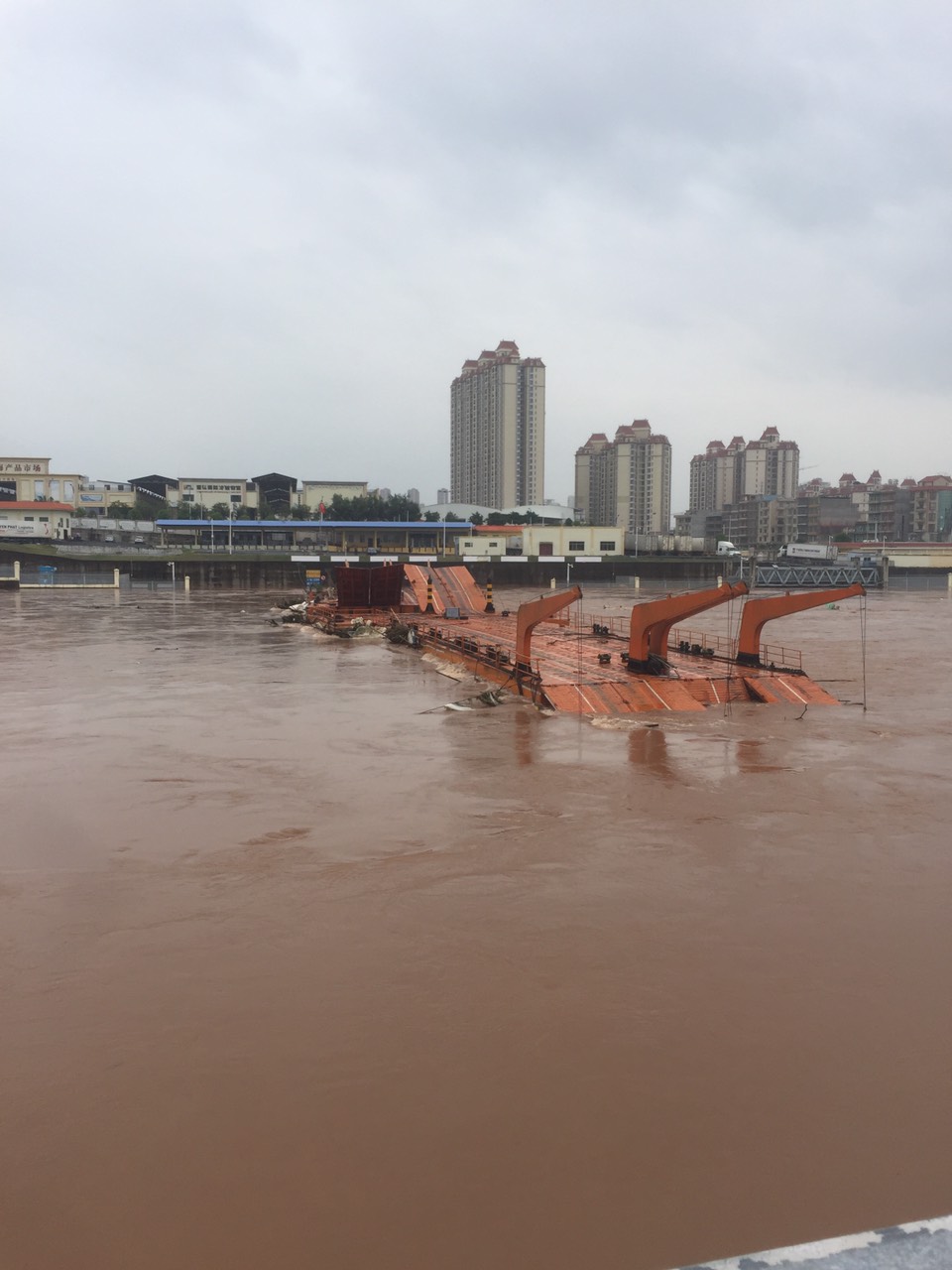 Nước lũ sông Ka Long dâng cao, hoạt động XNK qua cầu phao tạm km3+4 Hải Yên bị ngừng.