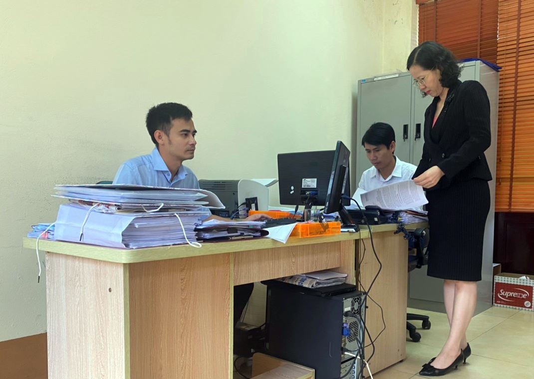 Cán bộ, công chức Cơ quan Kiểm tra - Thanh tra huyện Vân Đồn rà soát đơn thư để thực hiện công tác kiểm tra, giám sát.