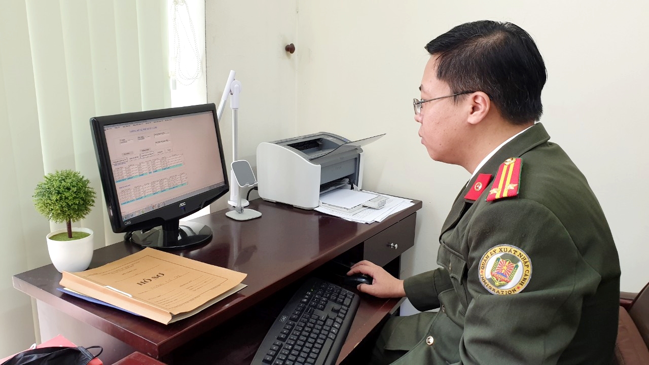 Trung tá Dương Minh Hải (Phòng QLXNC, Công an tỉnh) thống kê thông tin khai báo tạm trú cho người nước ngoài qua phần mềm.