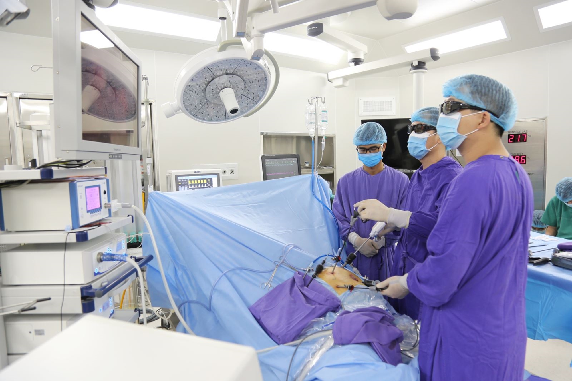 Các bác sĩ Bệnh viện Đa khoa tỉnh thực hiện ca nội soi cắt túi mật bằng hệ thống 3D hiện đại dưới sự hỗ trợ tư vấn của các chuyên gia Bệnh viện Việt Đức.