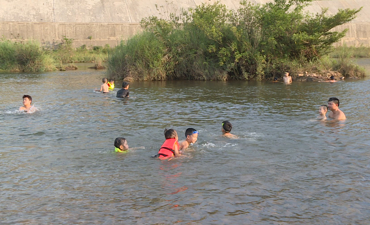Do thiếu điểm vui chơi nên nhiều trẻ em ở Ba Chẽ ra sống, suối bơi lội tiềm ẩn nguy cơ mất an toàn.