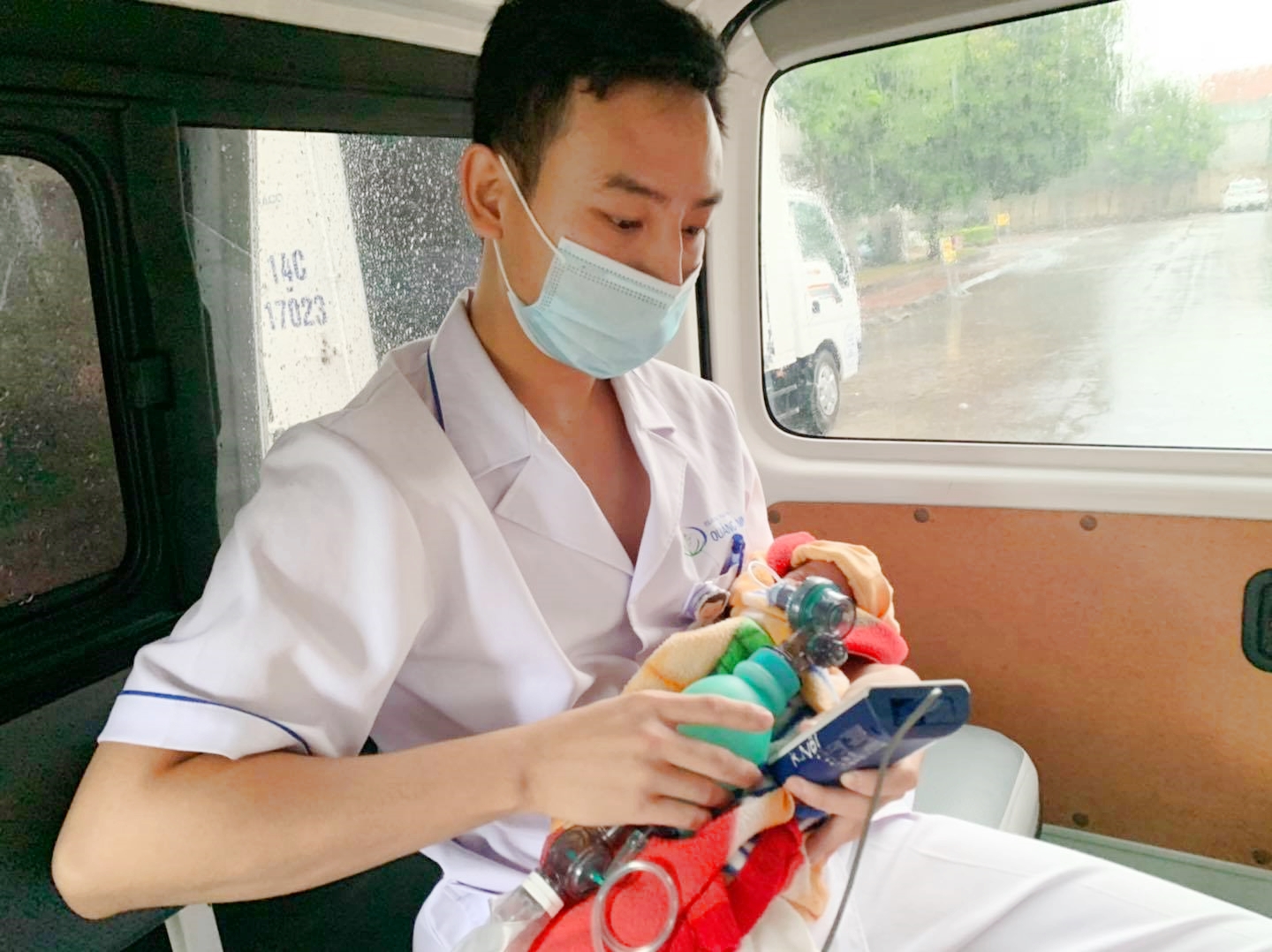 trẻ được chỉ định bóp bóng qua Mask chuyển đến Bệnh viện Sản Nhi Quảng Ninh để tiếp tục theo dõi điều trị.