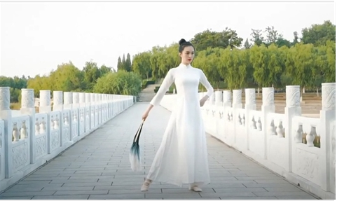 Người đẹp Trung Quốc diện trang phục được cho là áo dài của Việt Nam