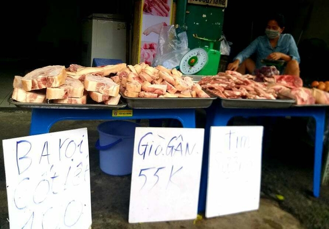 Thịt heo đông lạnh bán trên đường Lê Đức Thọ (Gò Vấp). Ảnh: Hồng Châu.