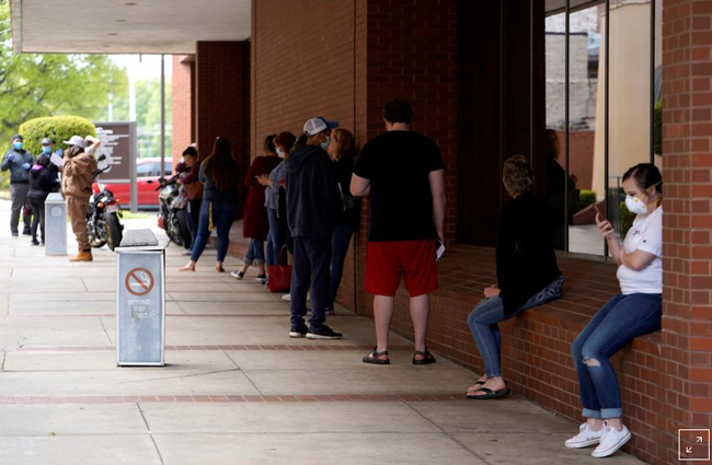 Người dân xếp hàng bên ngoài trung tâm việc làm ở Fort Smith (Arkansas, Mỹ) để làm thủ tục xin trợ cấp thất nghiệp. (Hình minh họa. Ảnh: Reuters)