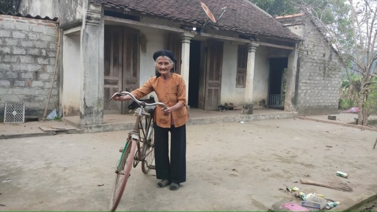 Cụ bà Đỗ Thị Mơ (84 tuổi, trú tại thôn Lương Thiện, xã Lương Sơn, huyện Thường Xuân, Thanh Hóa), người từng 2 lần đạp xe lên xã xin thoát nghèo (Ảnh: KT)