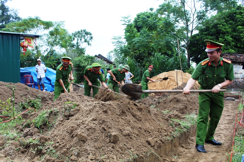 Công an TP Móng Cái hỗ trợ kinh phí, ngày công xây nhà mới cho gia đình ông Phạm Văn Ban, thôn 1, Vĩnh Thực, Móng Cái.