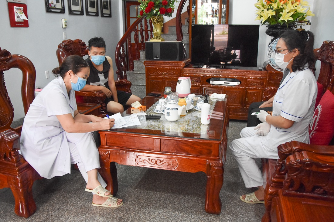 Cán bộ Trạm y tế phường Trần Phú (TP Móng Cái) kiểm tra sức khỏe, lấy thông tin khai báo y tế phòng chống dich Covid-19 tại các hộ dân khu phố 2.